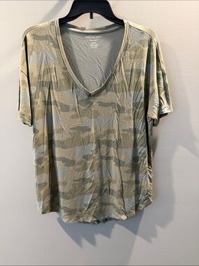 American Eagle Outfitters Olive and Tan Camo V-Neck Short Sleeve Tee